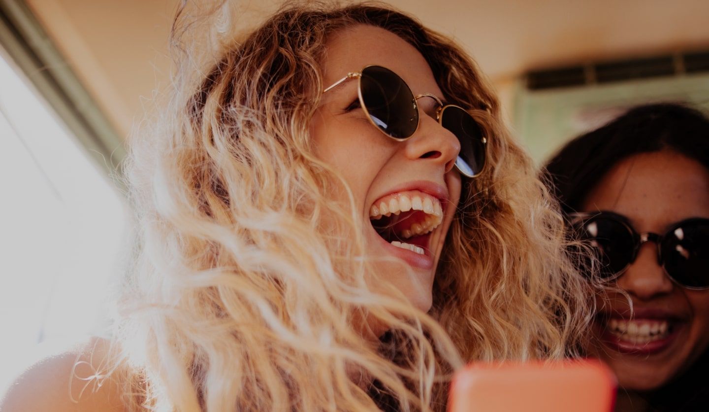 Två glada tjejer